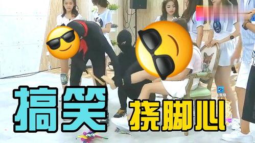挠脚心挠丝袜脚心笑,脚心笑出声的温馨瞬间